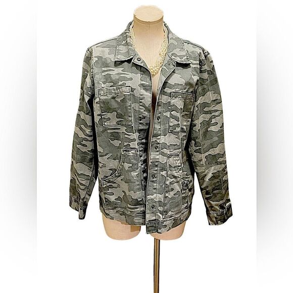 Edgy Chic: Universal Threads Green Camo Denim Jacket - Picture 1 of 3